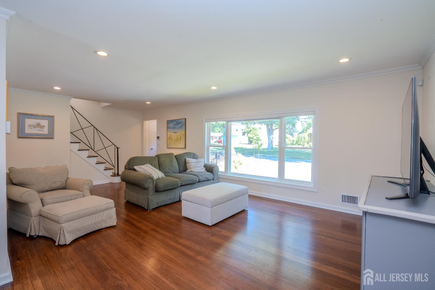 This lovely Cape Cod-style home is located in the highly desirable Far – image 3