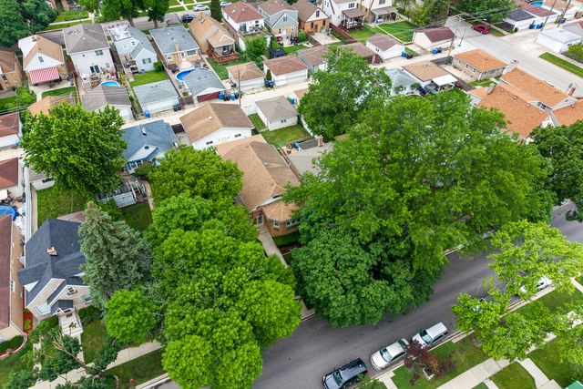 Meticulously maintained and thoughtfully updated, this charming Chicag – image 4