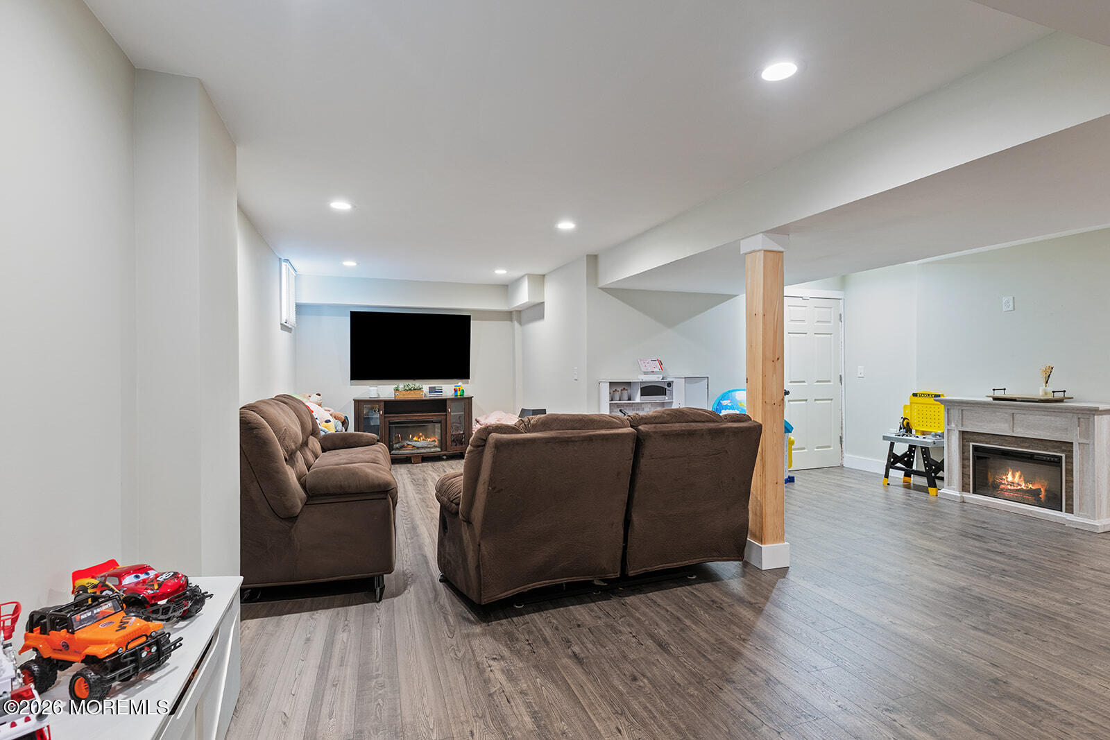 Beautifully maintained 3-bedroom, 2.5-bath home featuring an open-conc – image 26