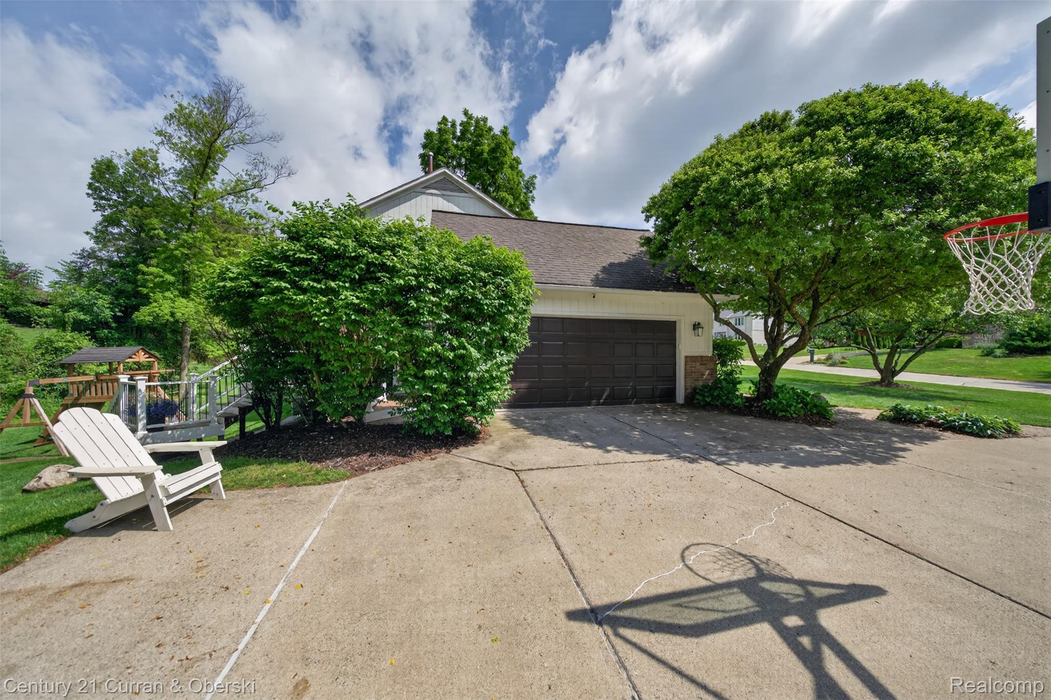 Welcome to 30999 Sudbury Street in Farmington Hills. This beautifully – image 65