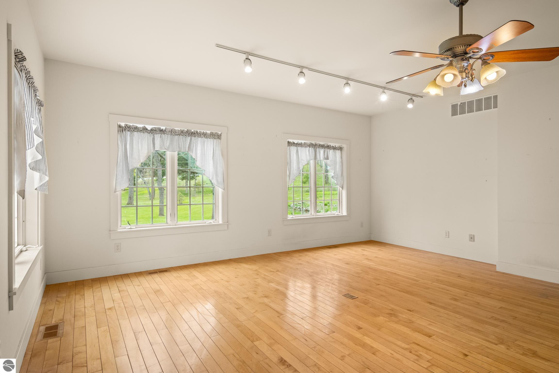 This 3-bedroom, 2.5-bath farmhouse offers a property designed for coun – image 9