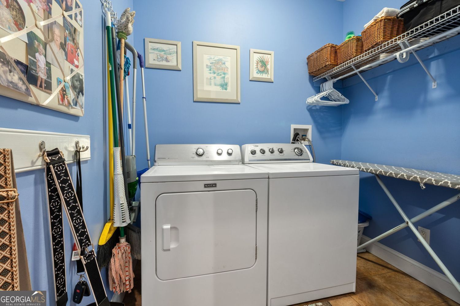 No HOA or restrictions! Full basement w/in-law suite! All Brick! Come – image 34