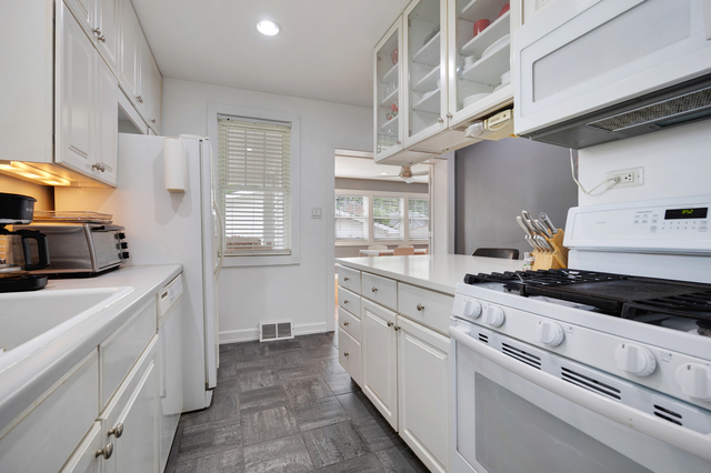 Meticulously maintained and thoughtfully updated, this charming Chicag – image 18