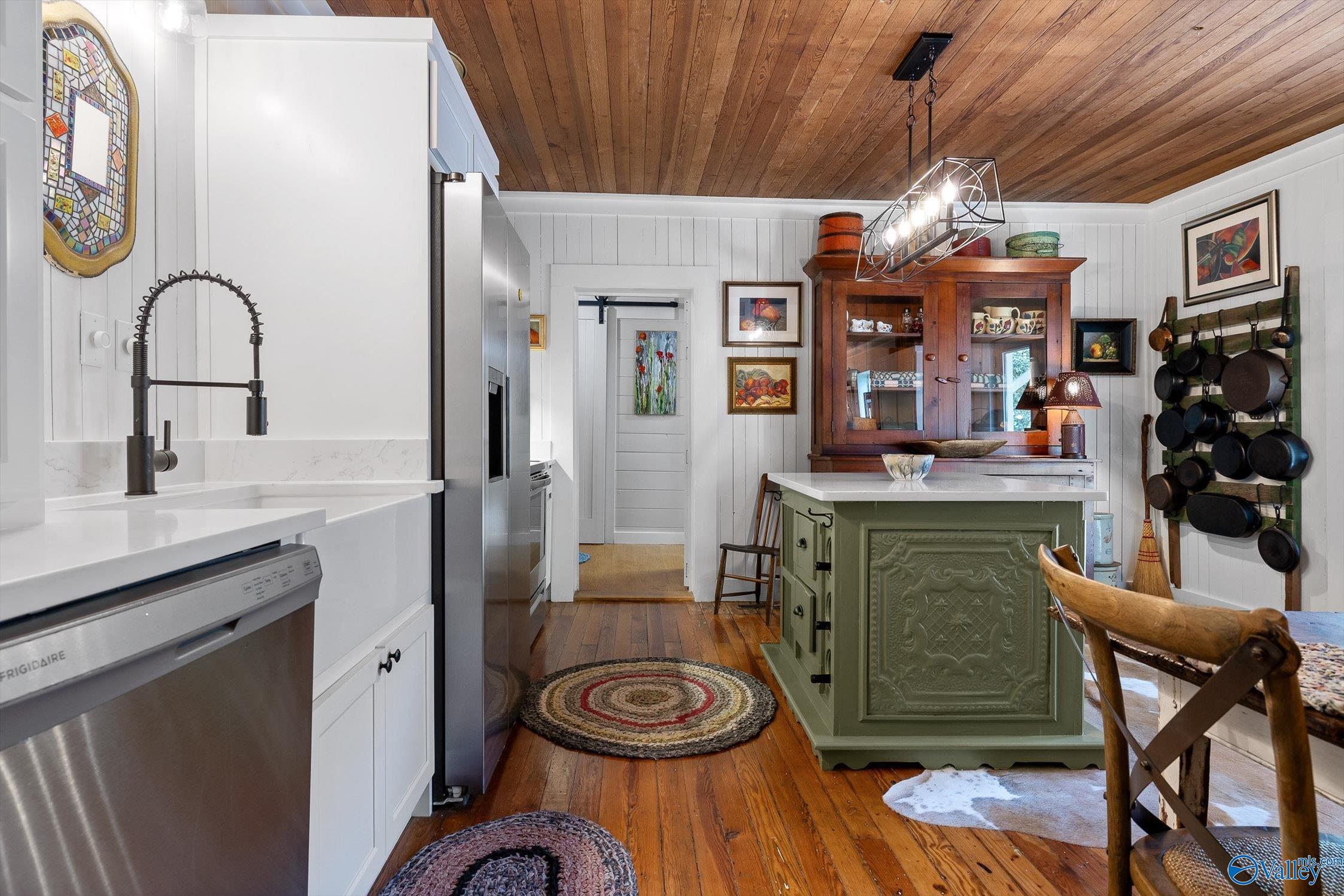 Irreplaceable Mentone charm meets thoughtful updates. Built in 1935, t – image 17