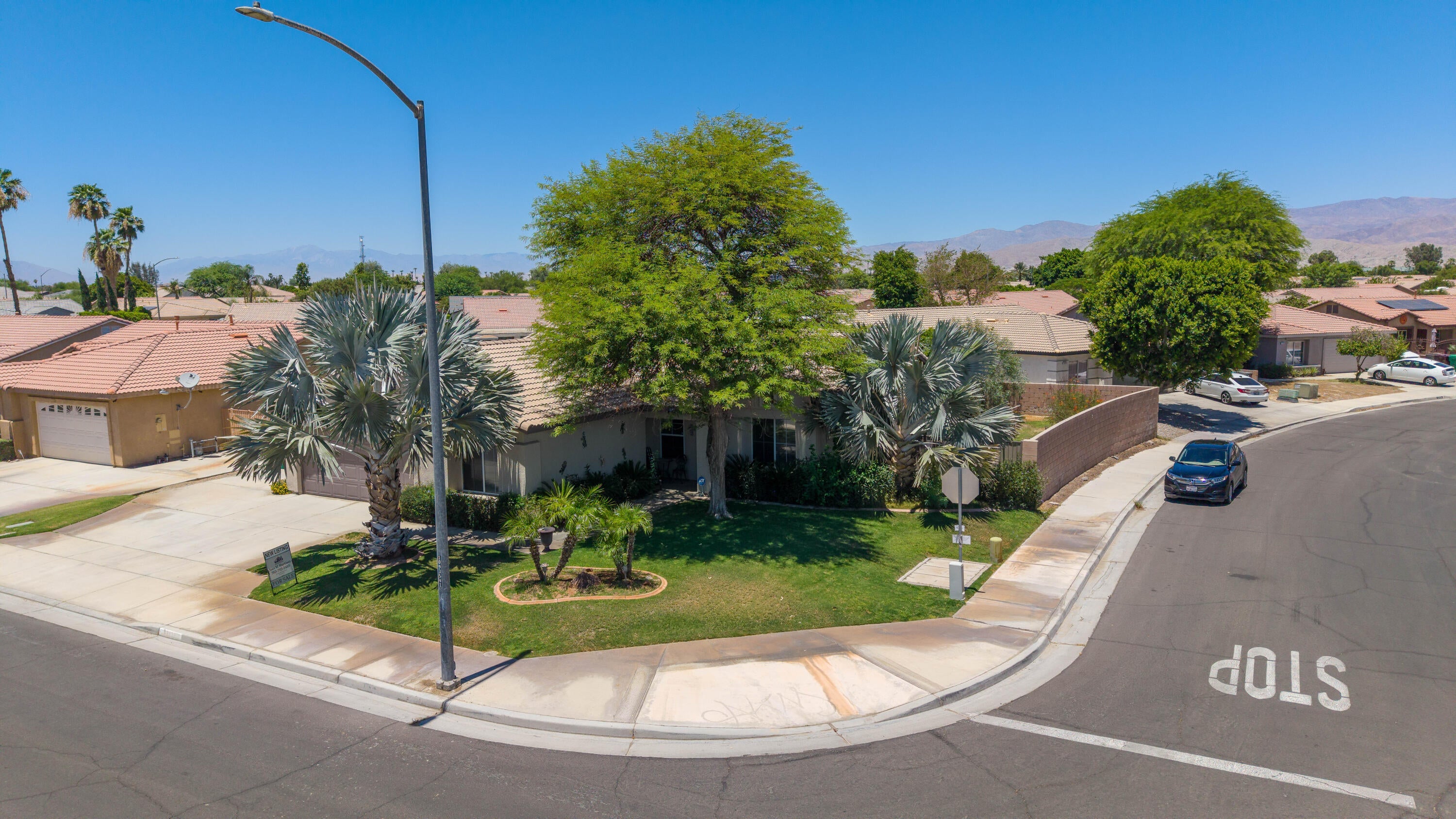 Welcome to this beautiful home in the highly desirable Villa Montego c – image 27