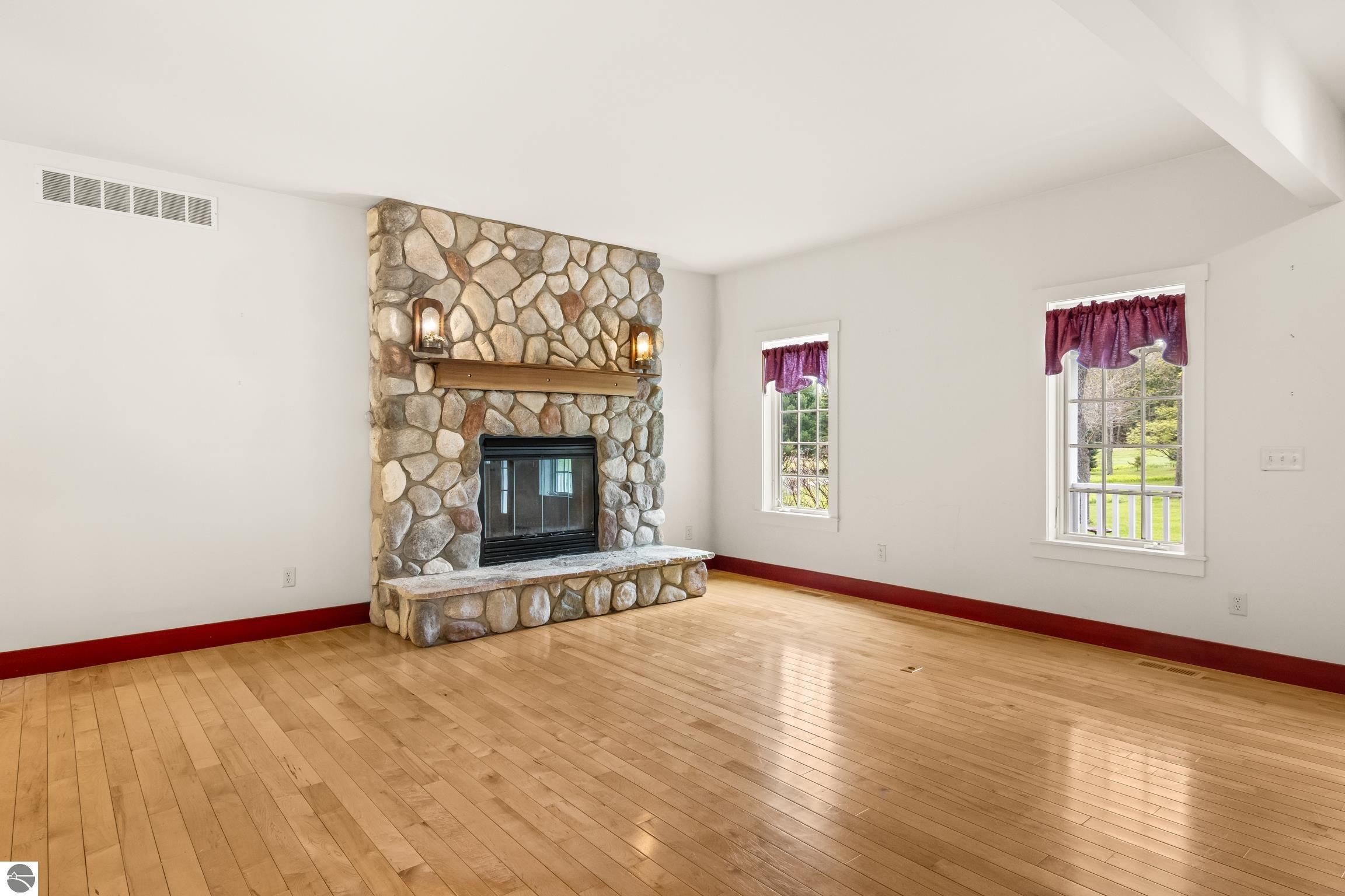 This 3-bedroom, 2.5-bath farmhouse offers a property designed for coun – image 18