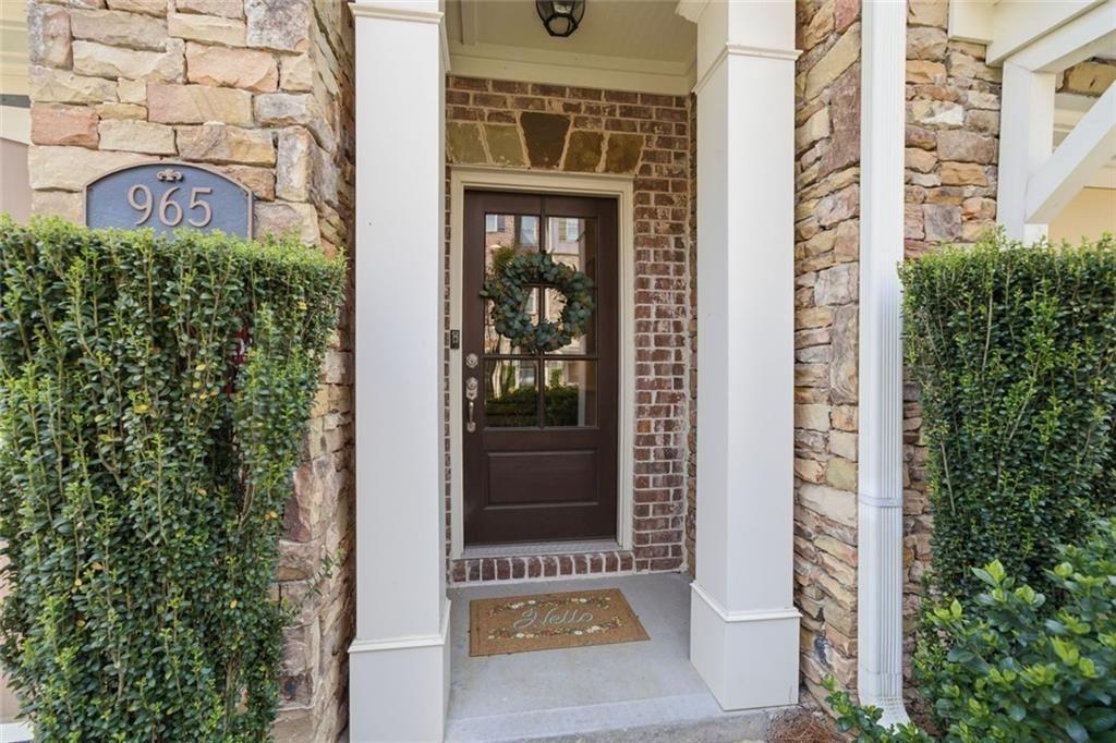 This beautifully maintained townhome in Sandy Springs offers an except – image 4