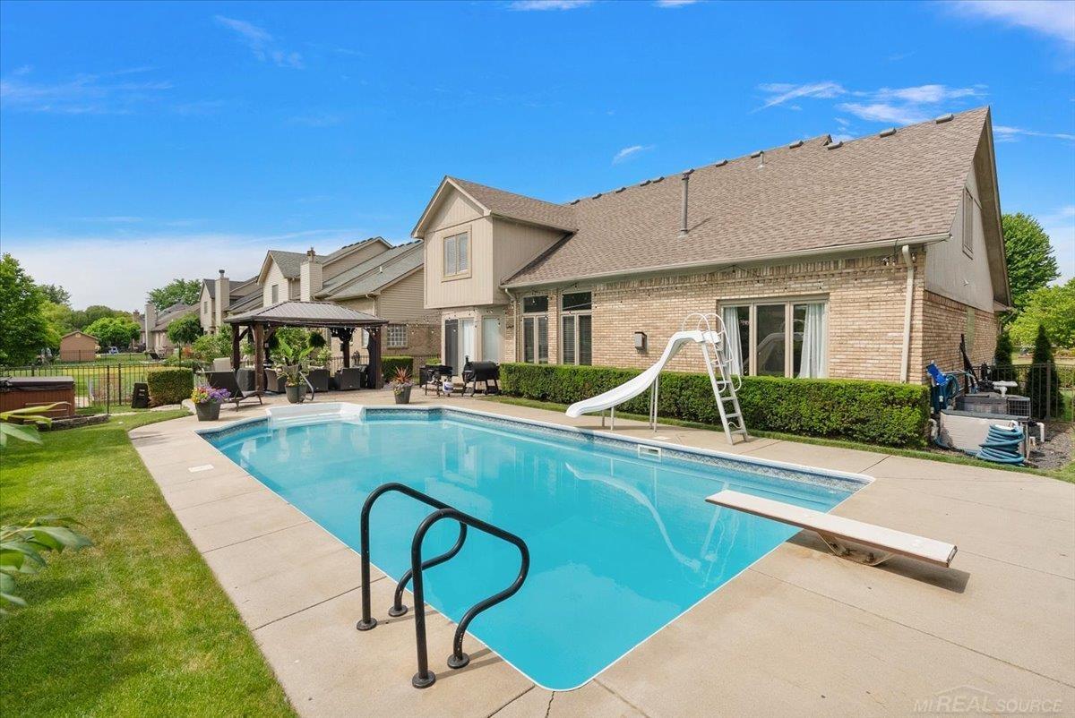 Rare find! Beautiful 4 Bedrom Split Level home with inground pool loca – image 10