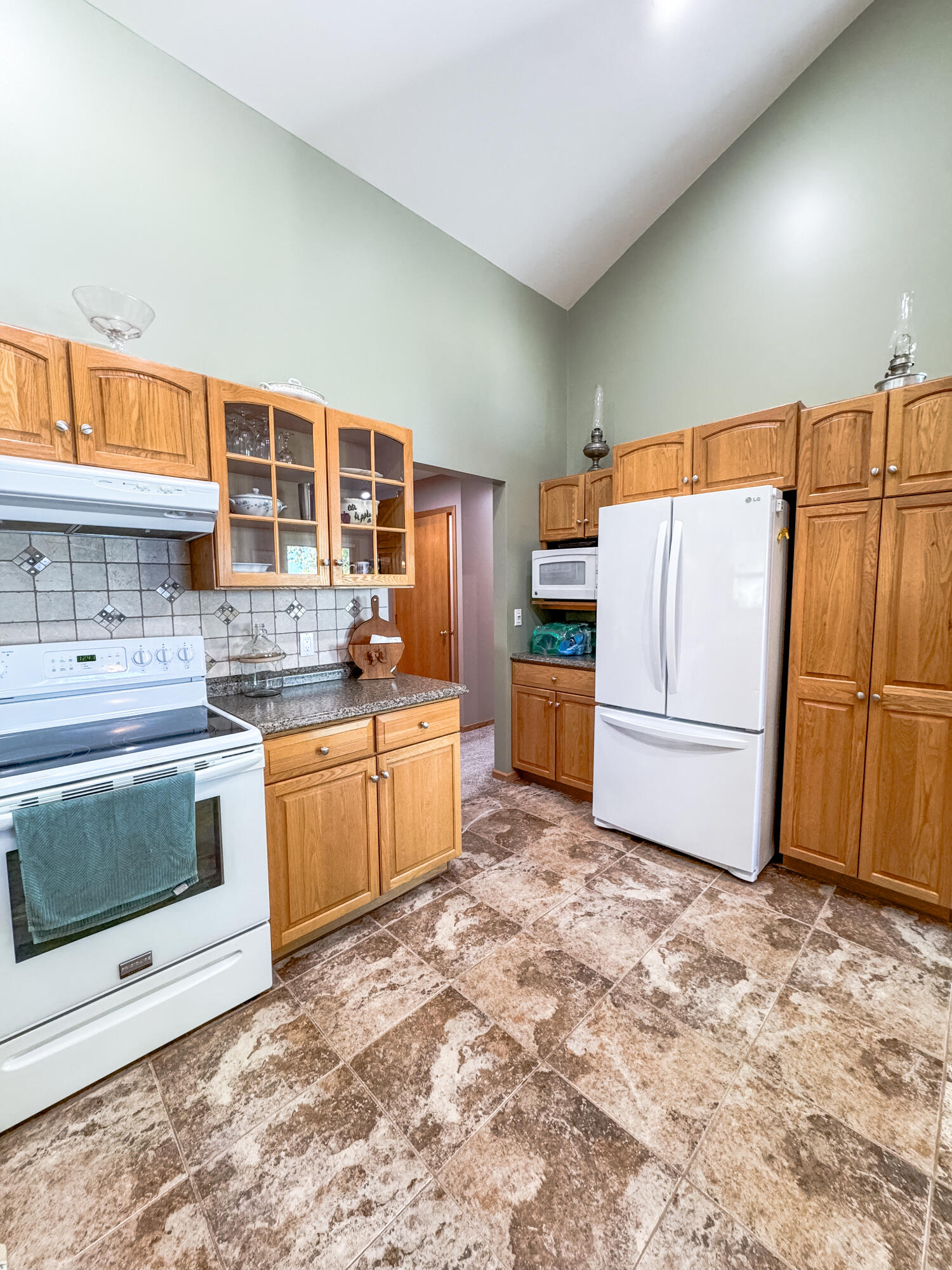 This one-owner ranch home on Lake Huron offers a perfect blend of comf – image 8