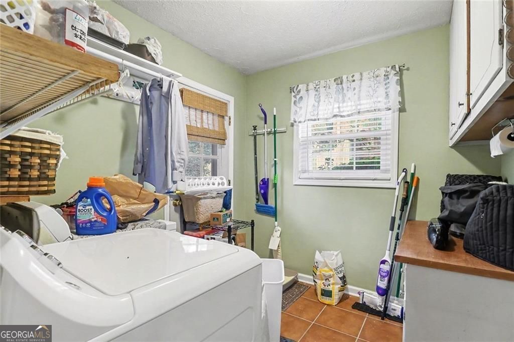 Beautifully updated and ideally located in the heart of Dunwoody, this – image 23