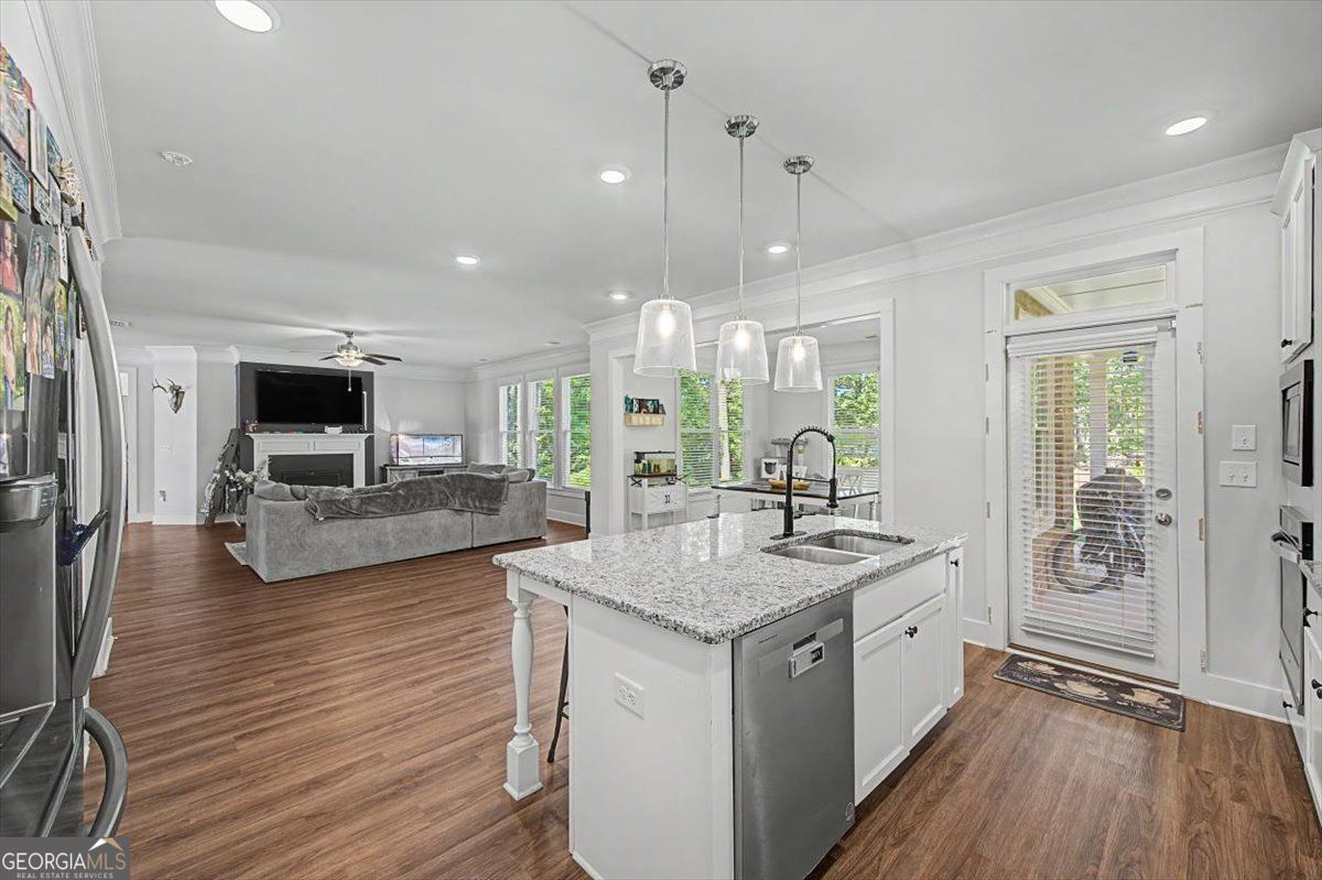 GOLF COURSE LIVING ANYONE??!! Experience luxury golf course living at – image 16