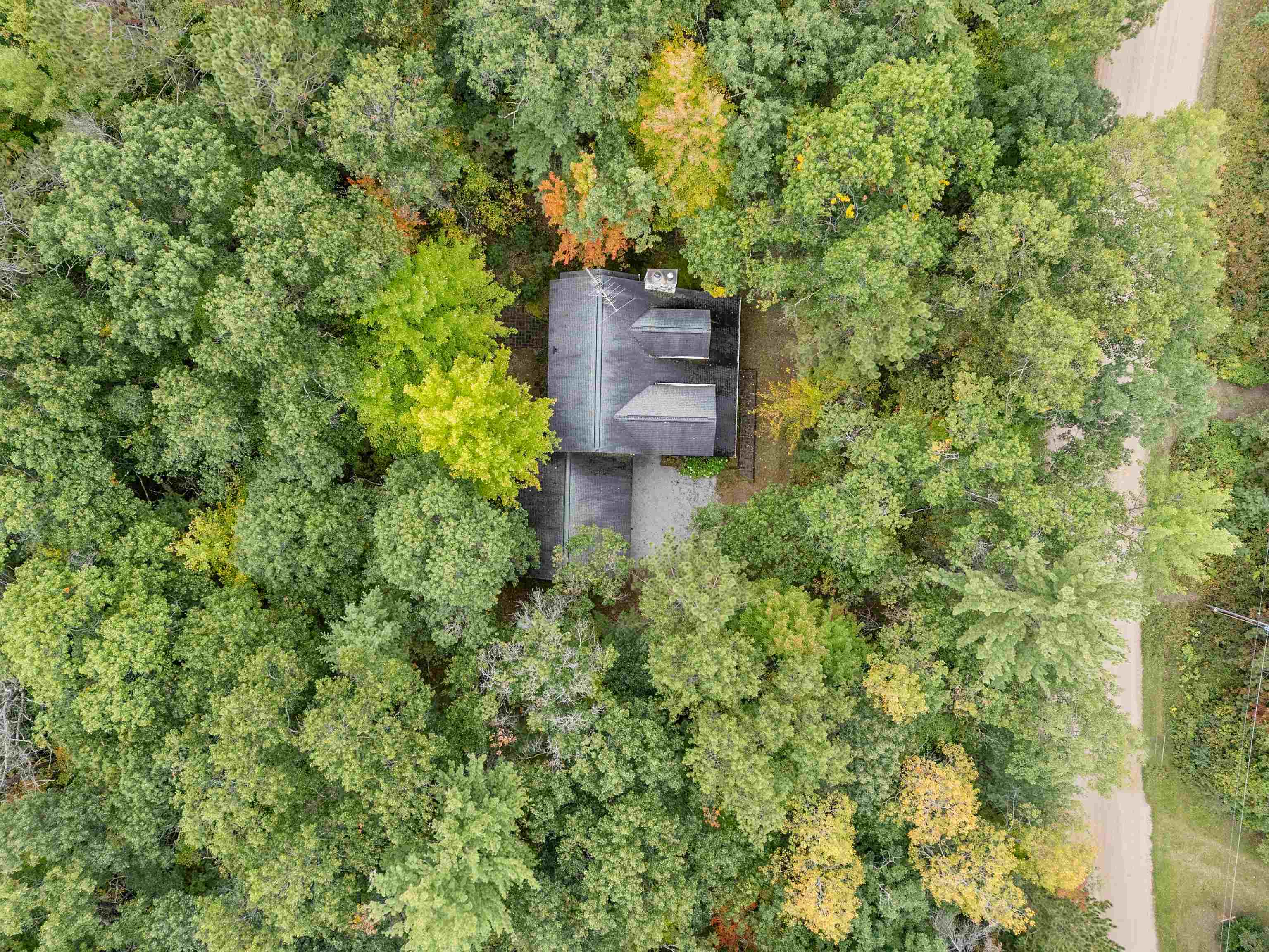 Experience the best of Legend Lake in this charming 1.5-story cottage. – image 38