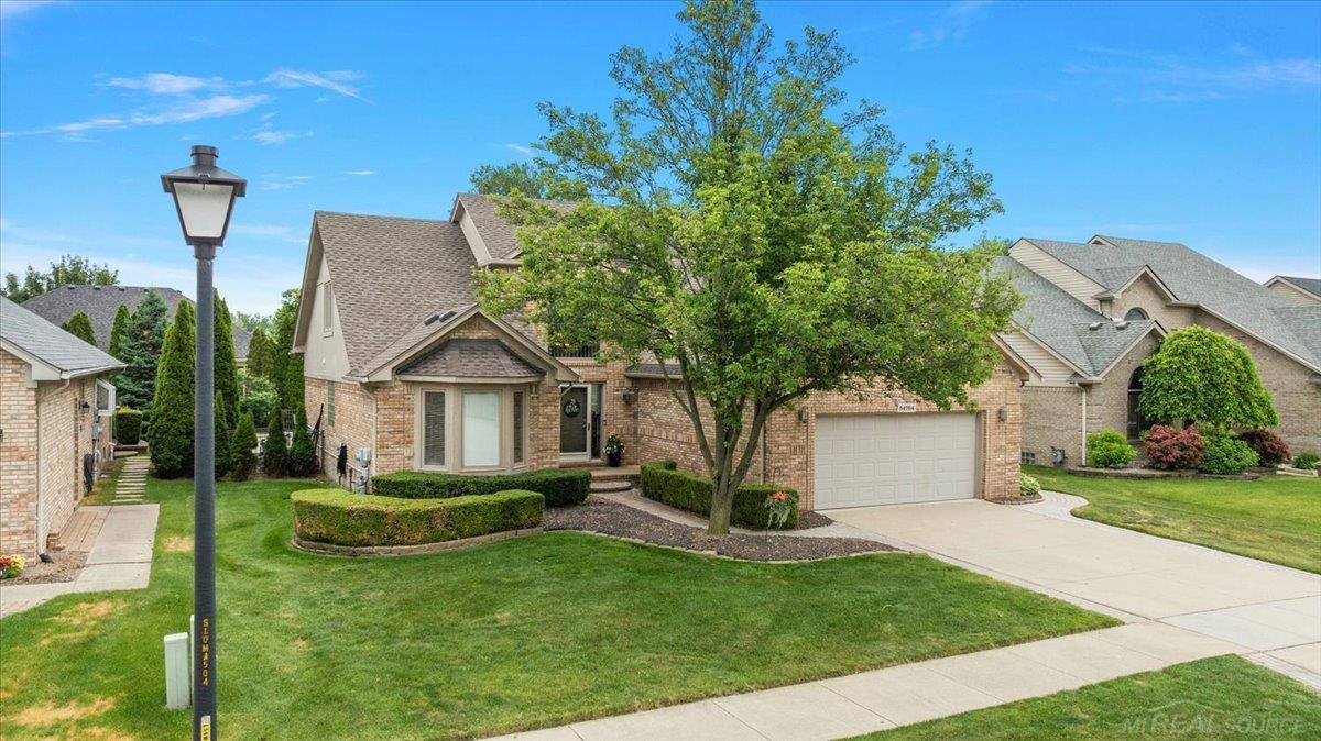 Rare find! Beautiful 4 Bedrom Split Level home with inground pool loca – image 3