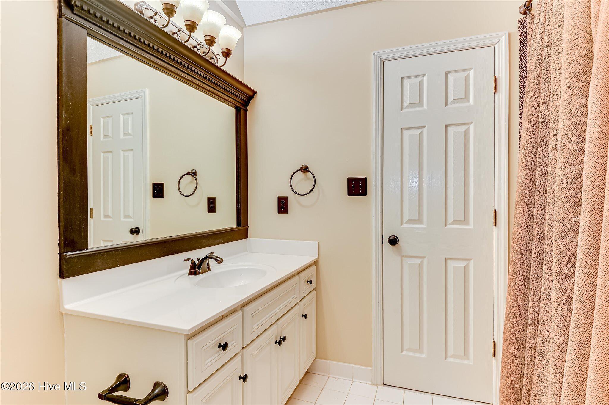 Welcome to this stunning brick home nestled on a quiet cul-de-sac in t – image 45