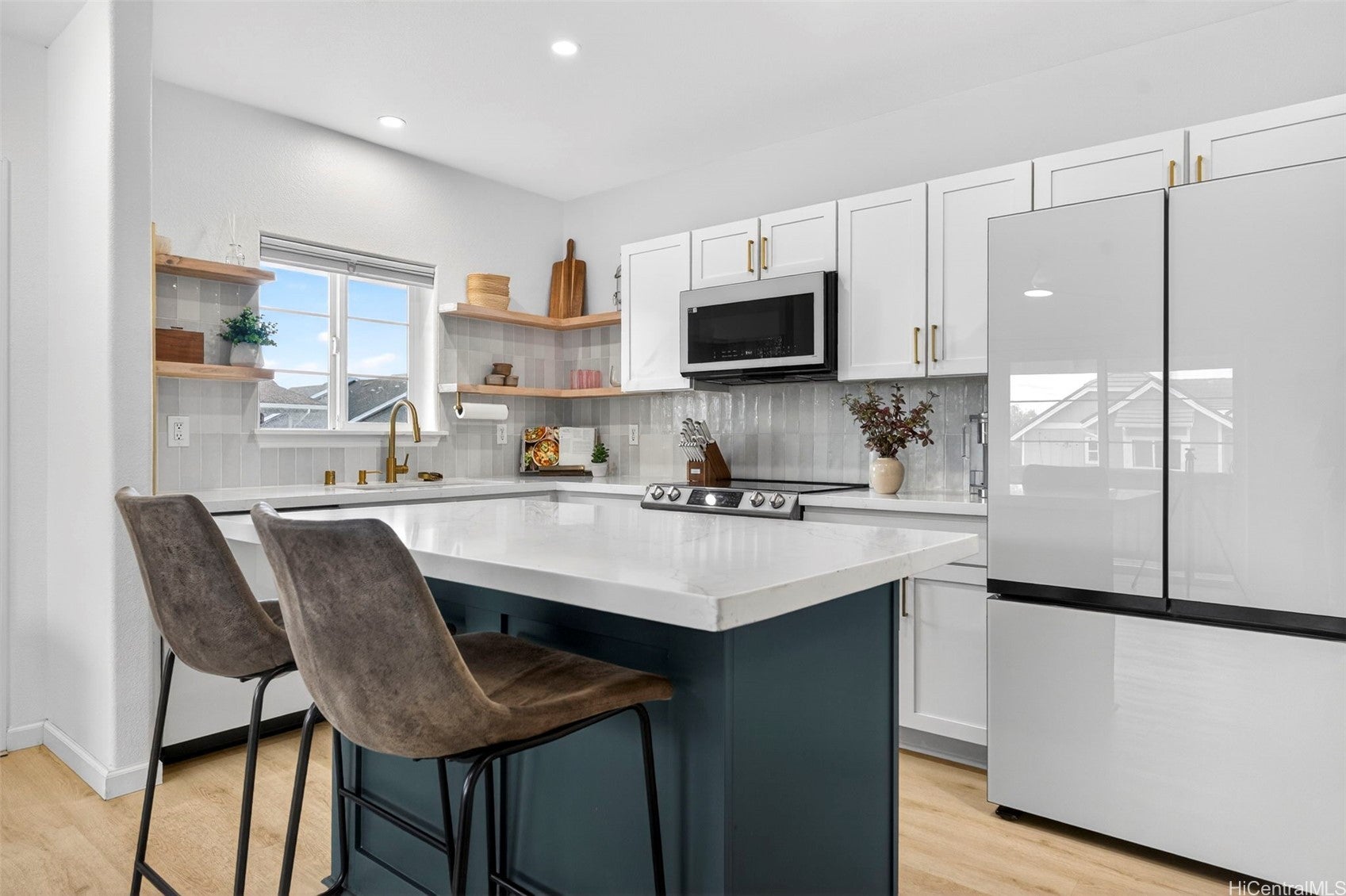 Welcome home to this inviting 3 bedroom, 2 bathroom townhome located i – image 1
