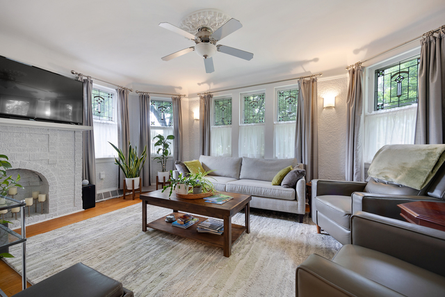 Meticulously maintained and thoughtfully updated, this charming Chicag – image 14