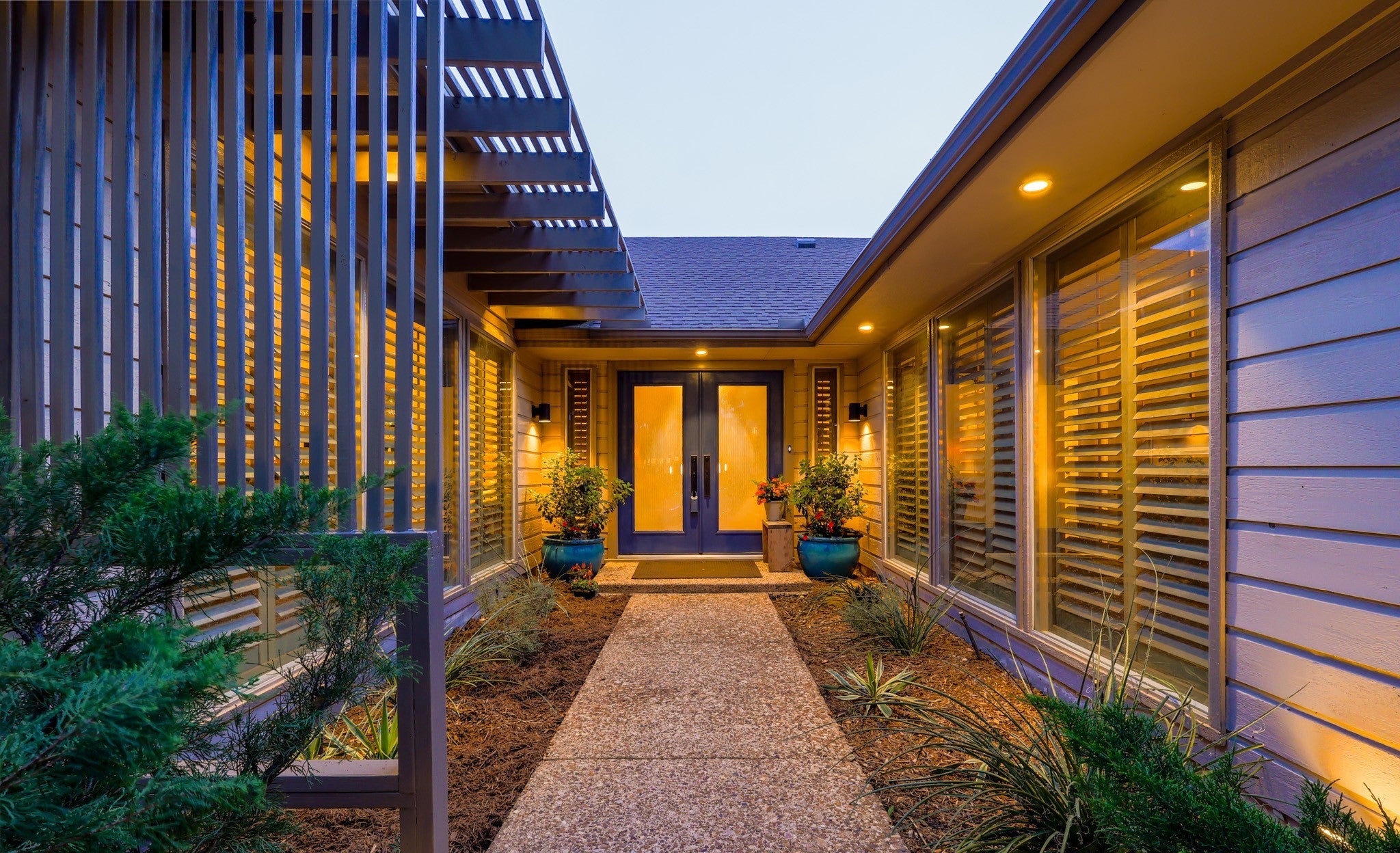 PRICED TO SELL! Practicality meets elegance in this Far North Dallas h – image 3