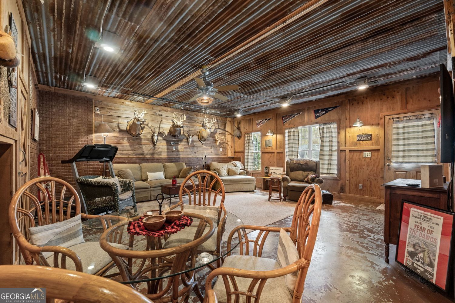 No HOA or restrictions! Full basement w/in-law suite! All Brick! Come – image 38