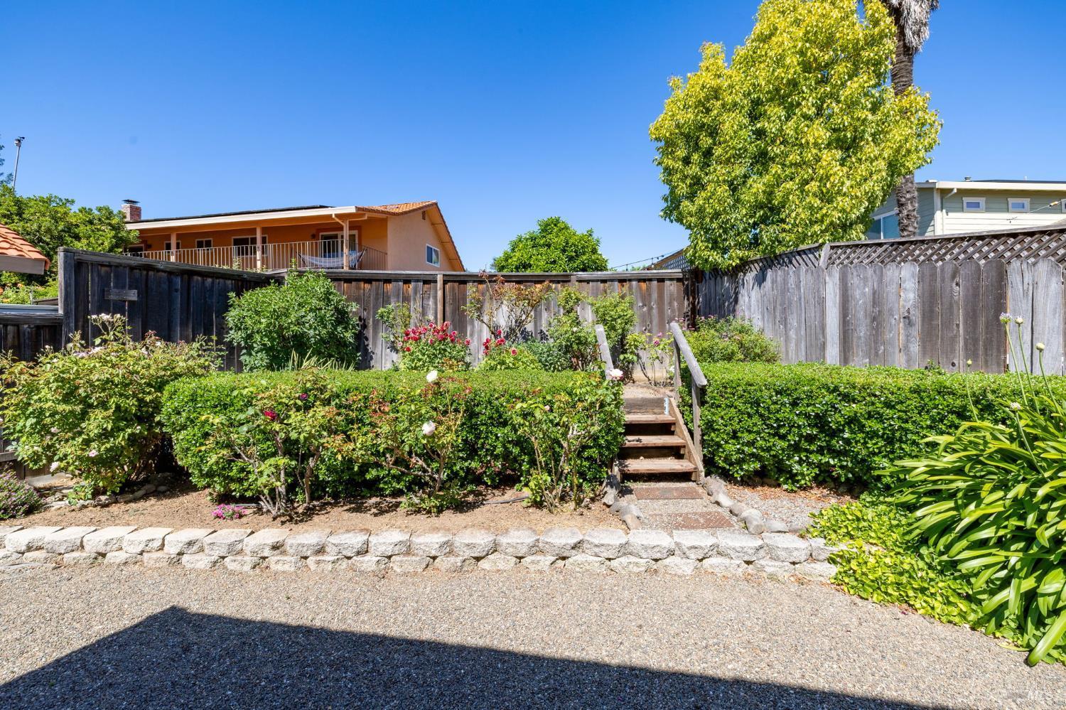 Welcome to 274 Beech Avenue, a beautifully maintained single-story hom – image 35