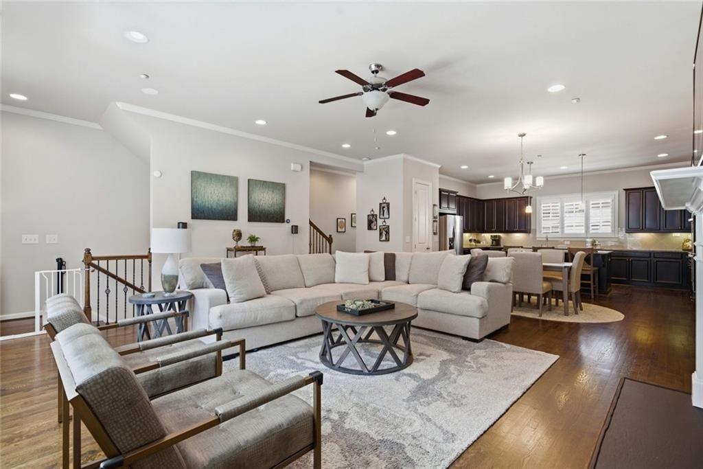 This beautifully maintained townhome in Sandy Springs offers an except – image 2