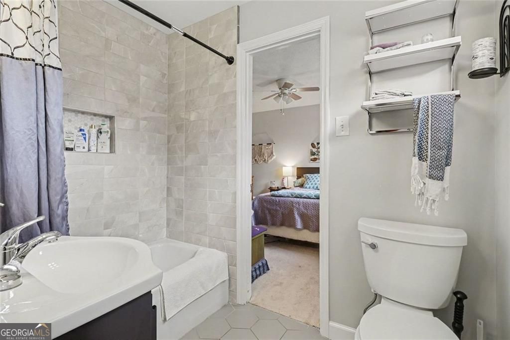 Beautifully updated and ideally located in the heart of Dunwoody, this – image 21