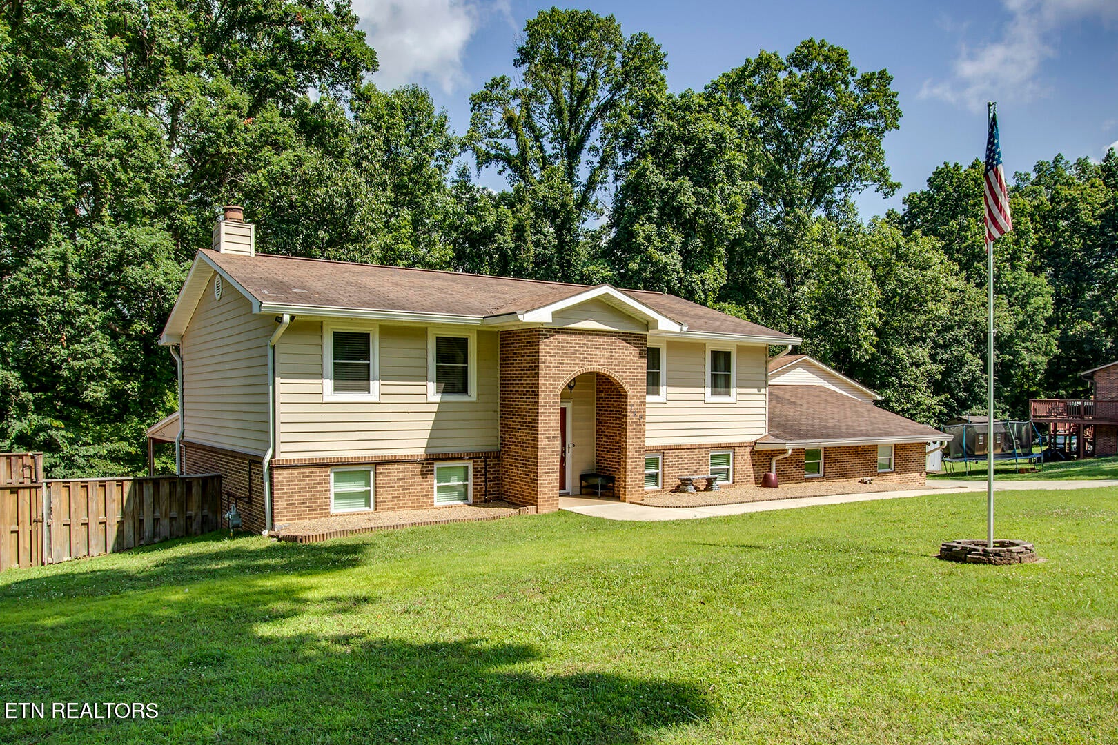 Are you looking for a wonderful home in a desired subdivision in a gre – image 5
