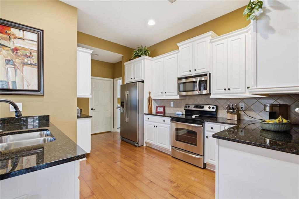 Welcome to this lovely home in the highly sought-after Orchards of Bra – image 12