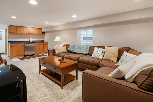Meticulously maintained and thoughtfully updated, this charming Chicag – image 29