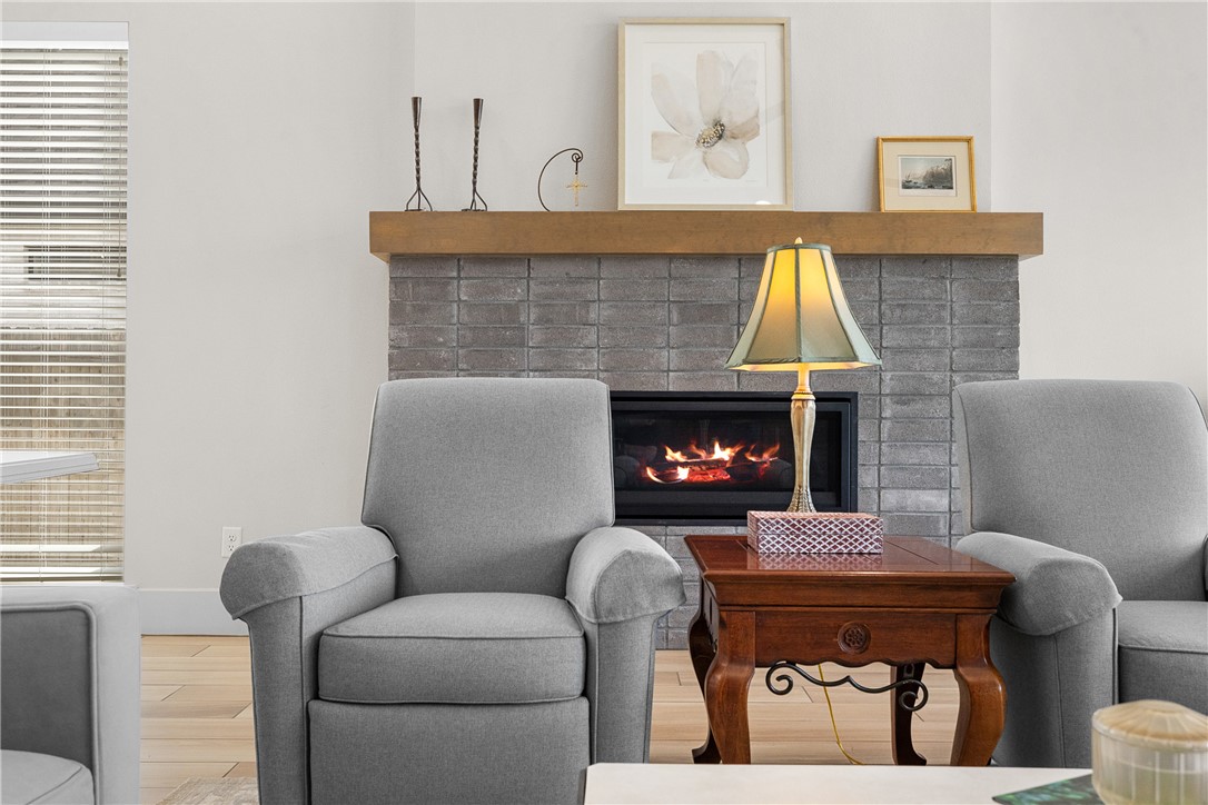 This stunning 4-bedroom, 4.5-bath modern home in Greens Prairie Reserv – image 8