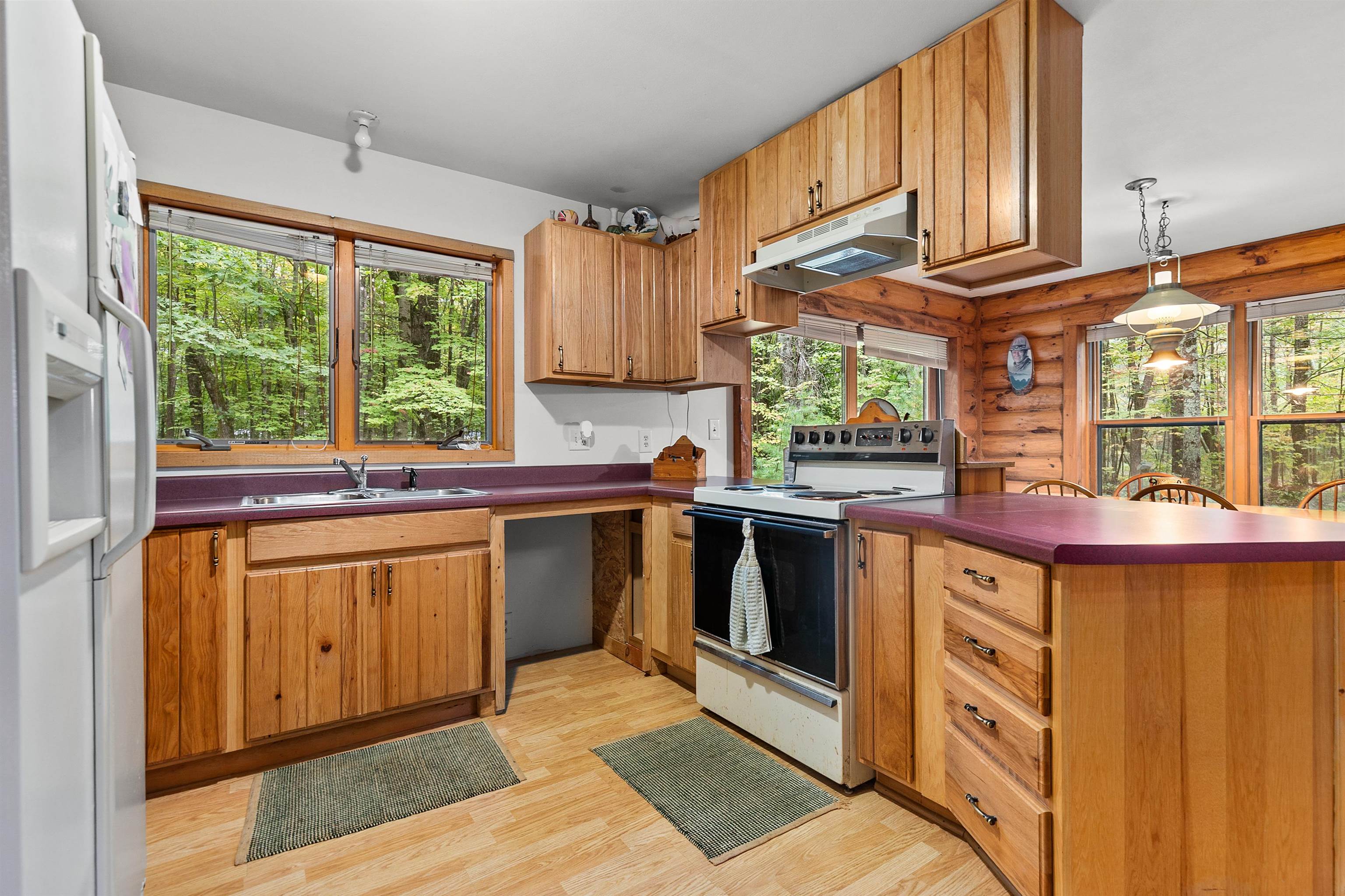 Experience the best of Legend Lake in this charming 1.5-story cottage. – image 12