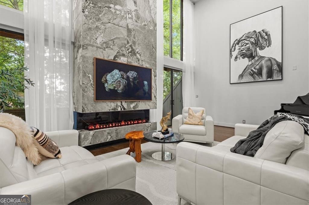 Gracious proportions and well-defined living spaces offer the perfect – image 7