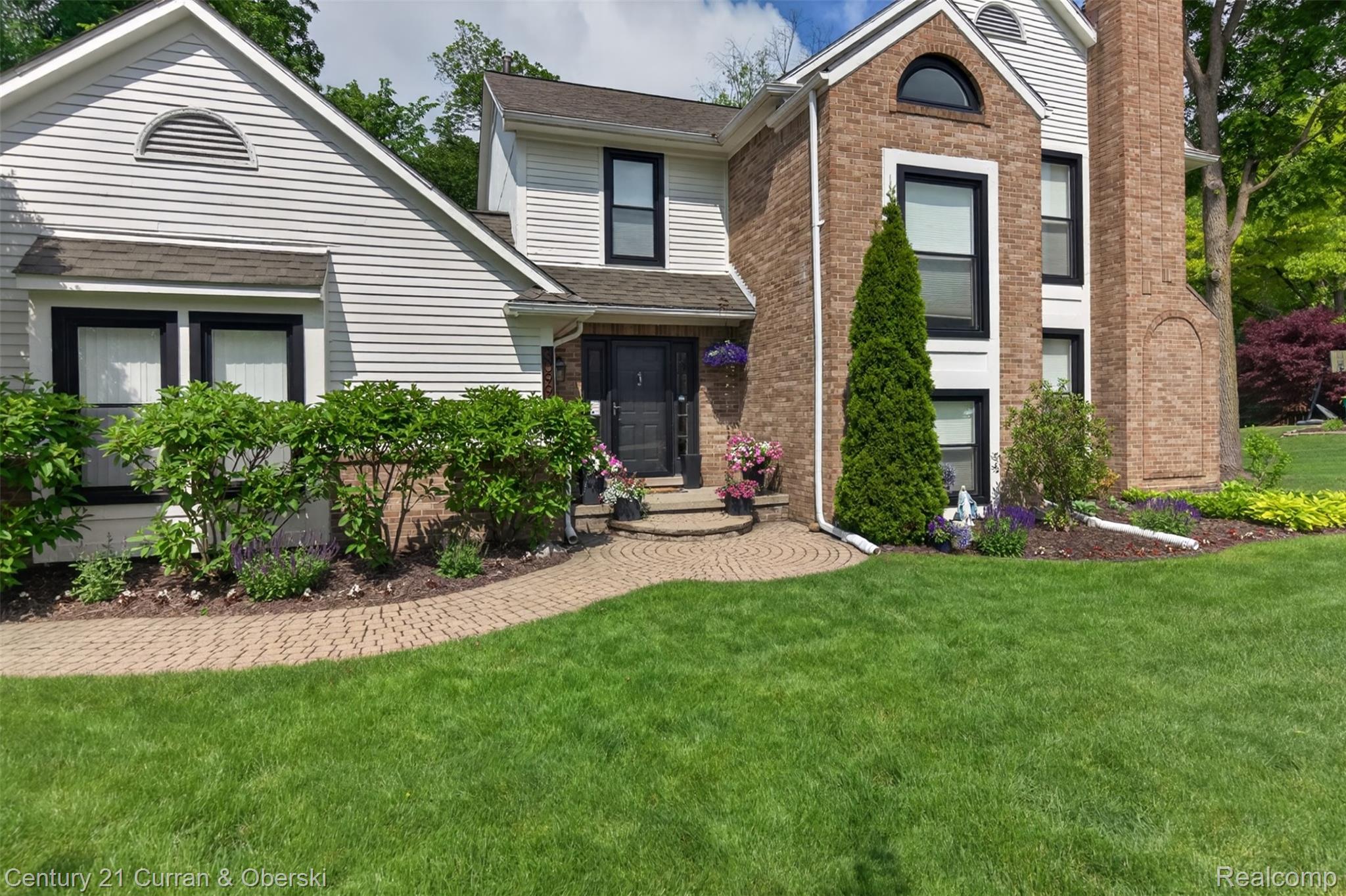 Welcome to 30999 Sudbury Street in Farmington Hills. This beautifully – image 3