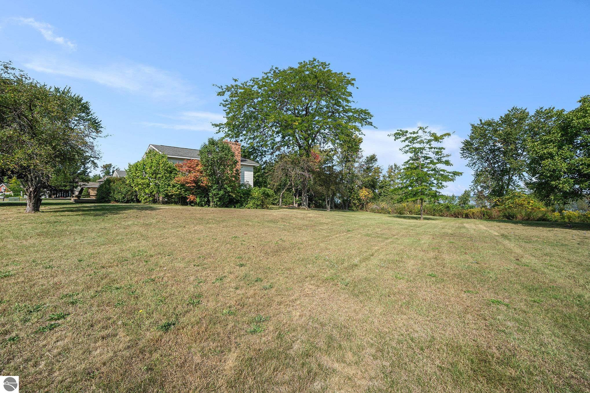 Peninsula Dr to right on Nelson, left on Braemar, home on left – image 30