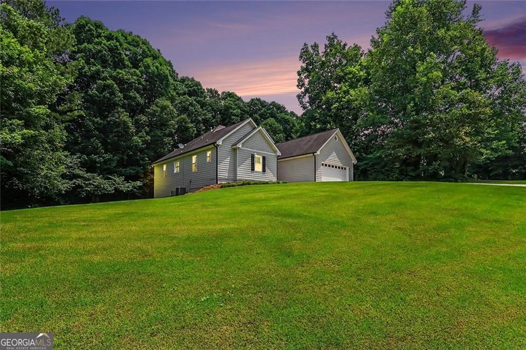 Welcome to this stunning home in beautiful Grayson, Georgia. Professio – image 3