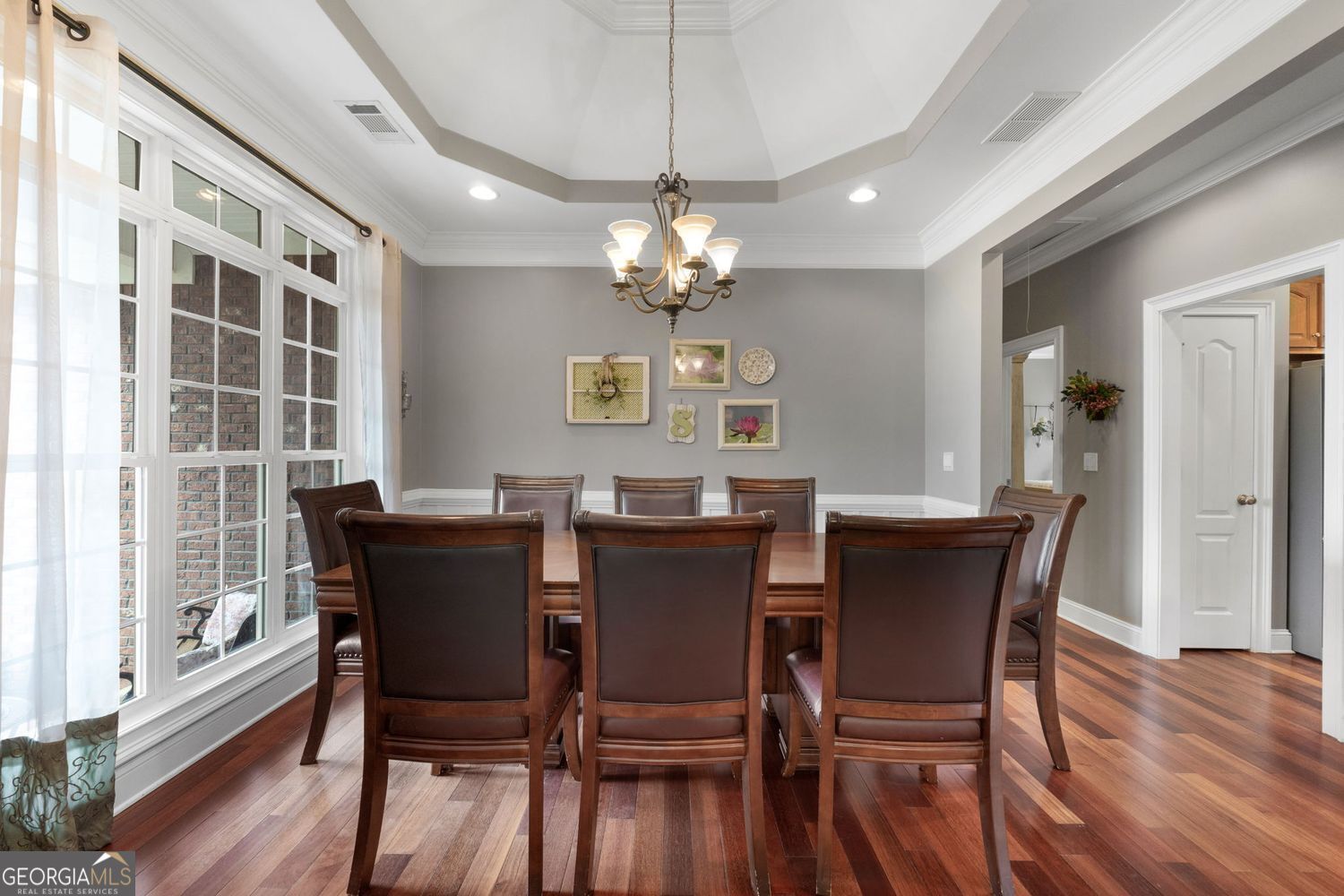 No HOA or restrictions! Full basement w/in-law suite! All Brick! Come – image 10
