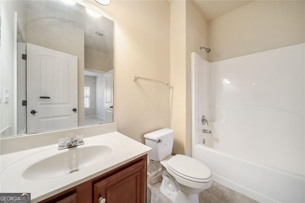 Timeless curb appeal and solid construction define this beautifully ma – image 13