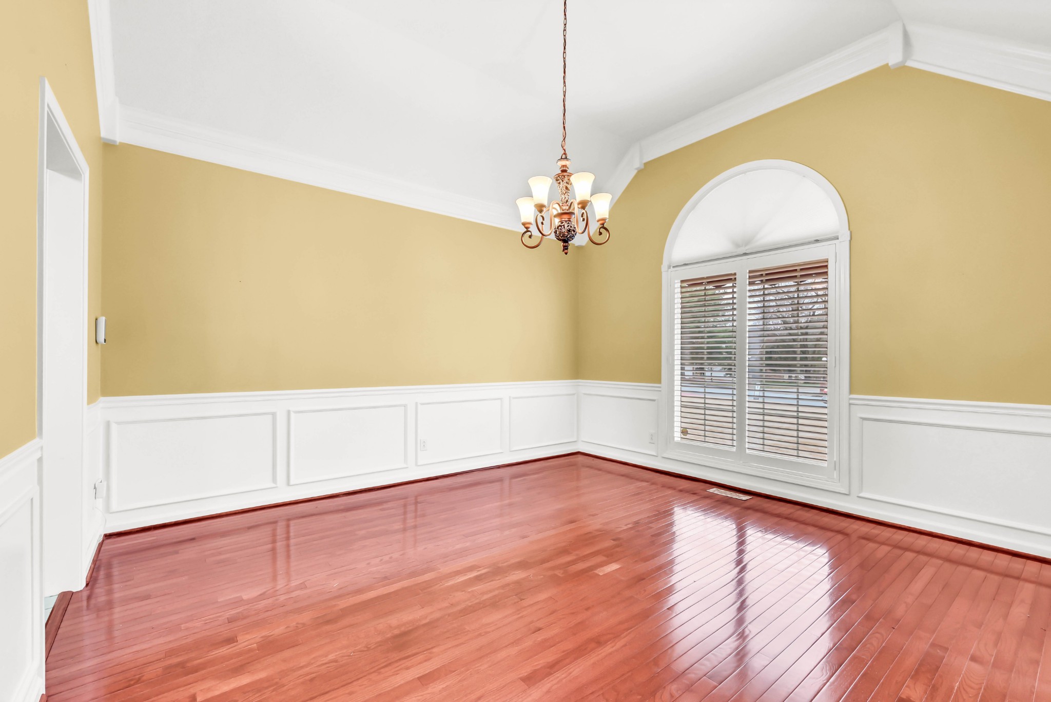 Come & make this One-Level All-Brick Custom Ranch with Bonus Room Car – image 5