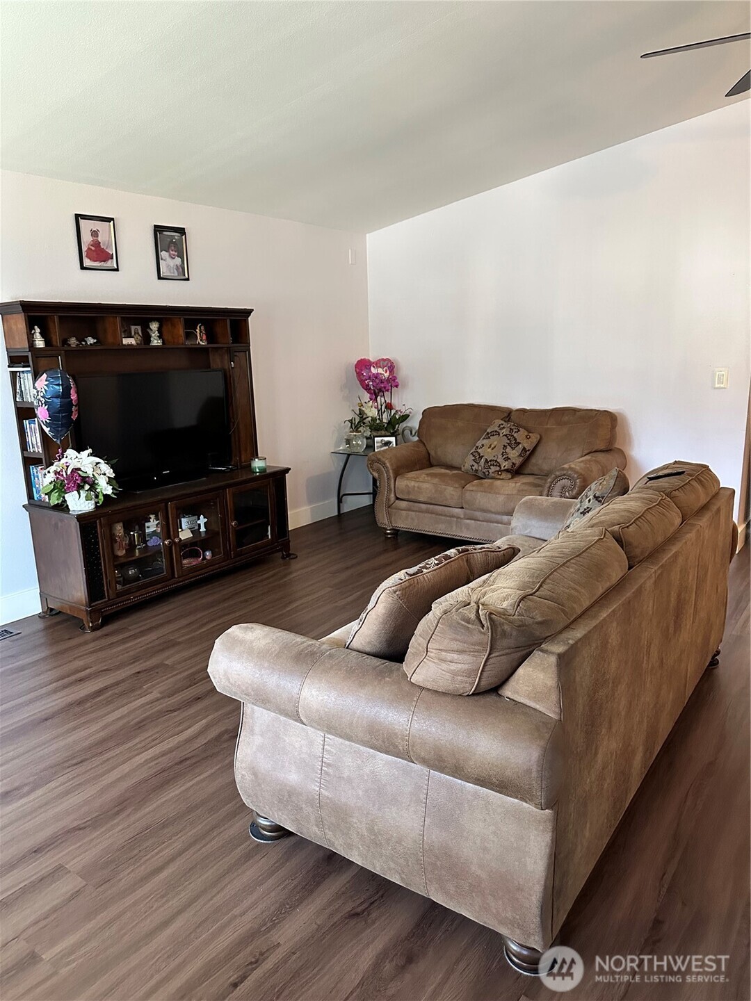 Welcome to this inviting single-level home featuring 3 bedrooms, 2 bat – image 3