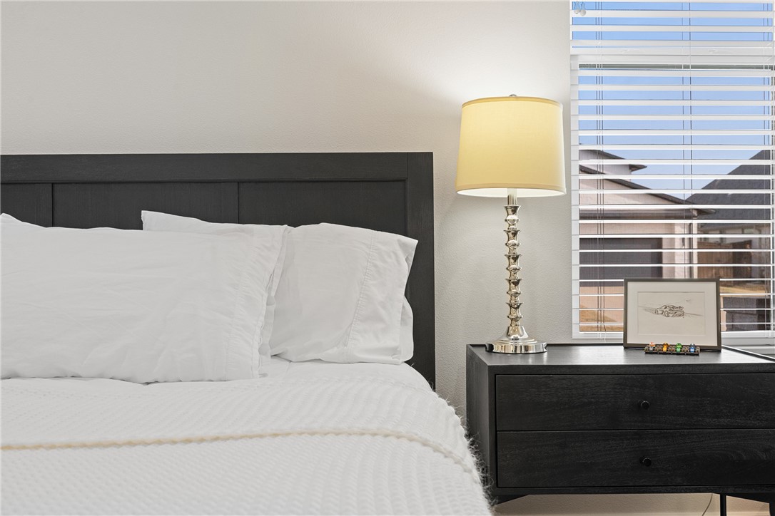 This stunning 4-bedroom, 4.5-bath modern home in Greens Prairie Reserv – image 21