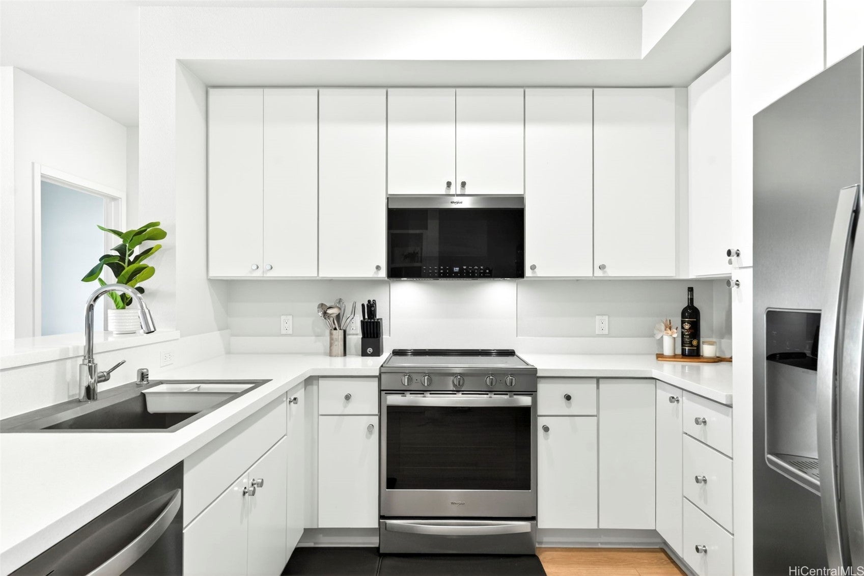 Welcome home to this beautifully maintained corner townhome at Kapili – image 3