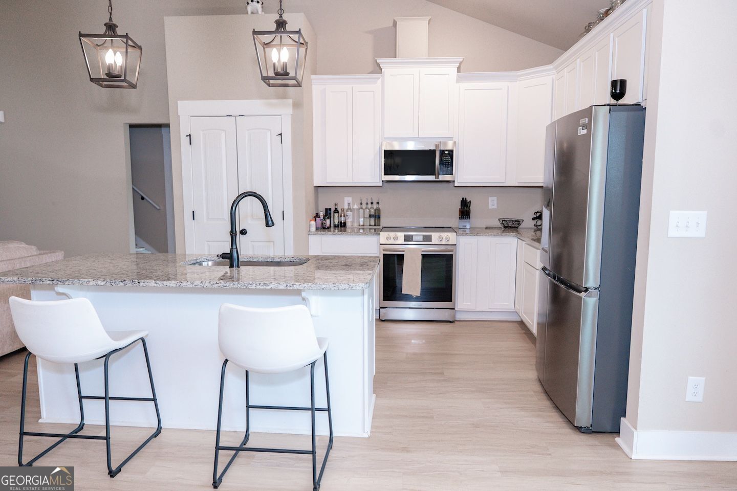 10 Acres of Privacy - Craftsman Ranch with Every Upgrade A rare find: – image 4