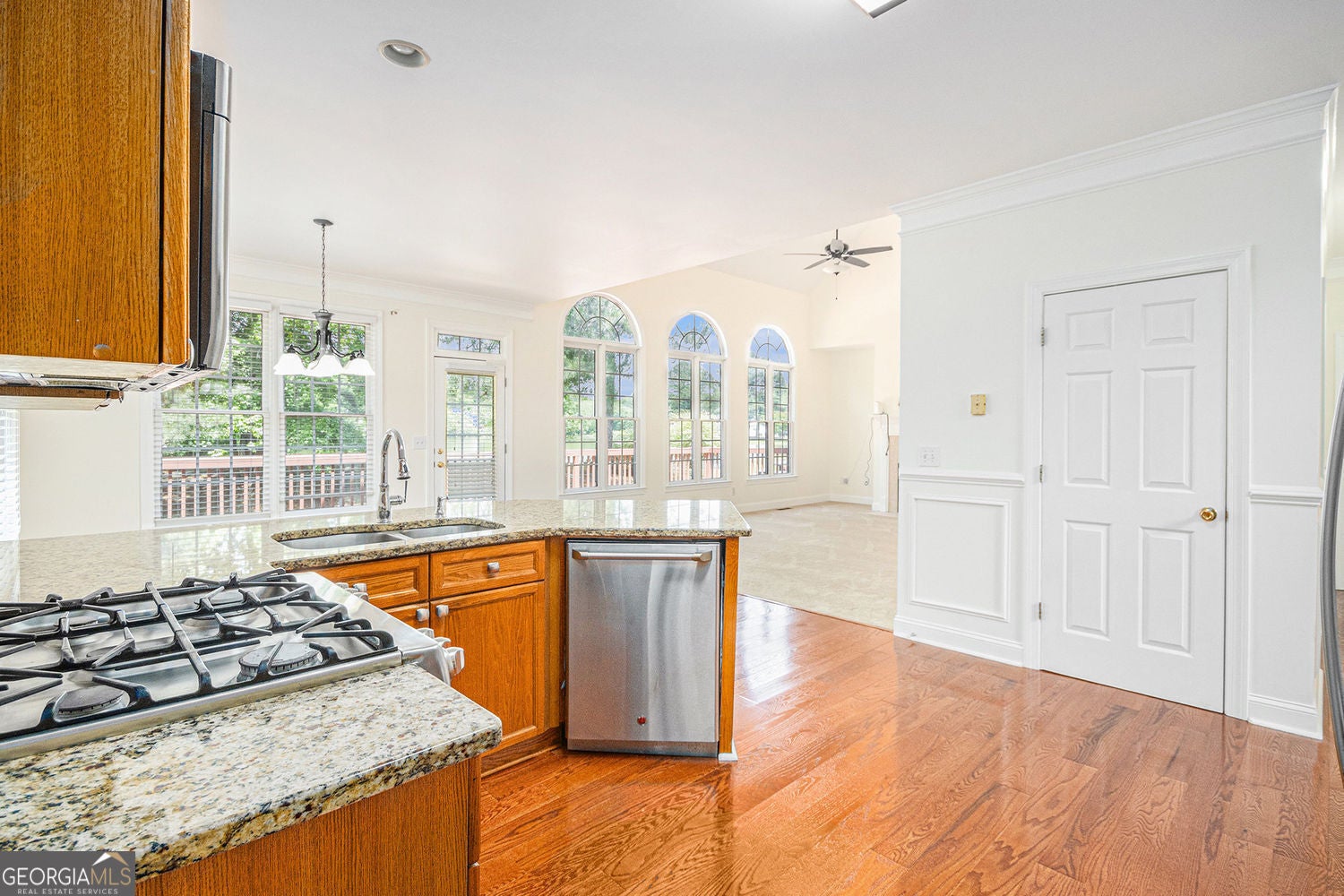 Fully finished basement with refined lakefront living in this beautifu – image 33