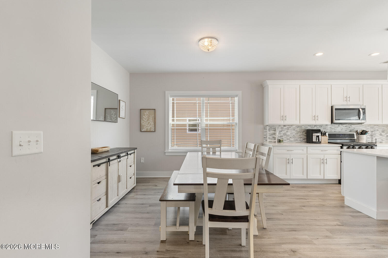 Beautifully maintained 3-bedroom, 2.5-bath home featuring an open-conc – image 10