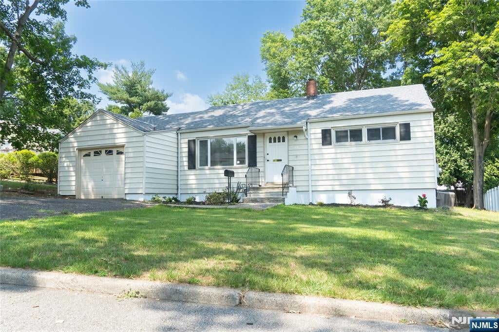 Welcome to 25 Lakeview Drive in Emerson! This beautifully renovated 3- – image 2