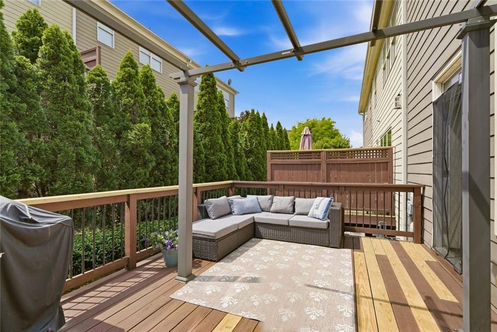 This beautifully maintained townhome in Sandy Springs offers an except – image 18
