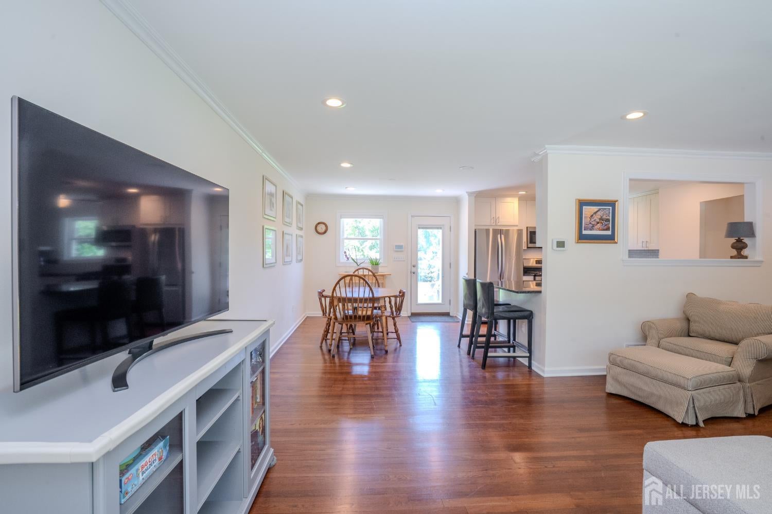 This lovely Cape Cod-style home is located in the highly desirable Far – image 8