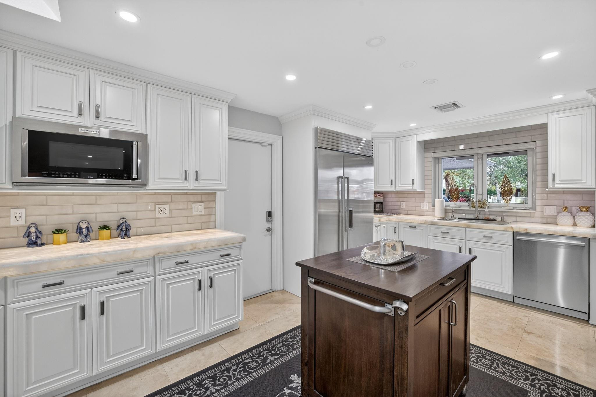 Rare & remarkable resort-style estate, set on an expansive lot in one – image 22