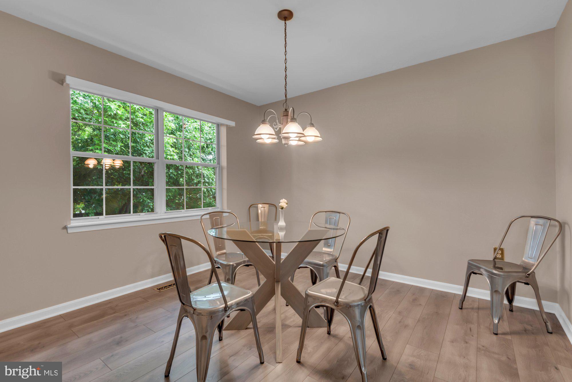 Well Cared for Home in Foxmoor located in a Cul-De-Sac. Fresh Paint, W – image 12