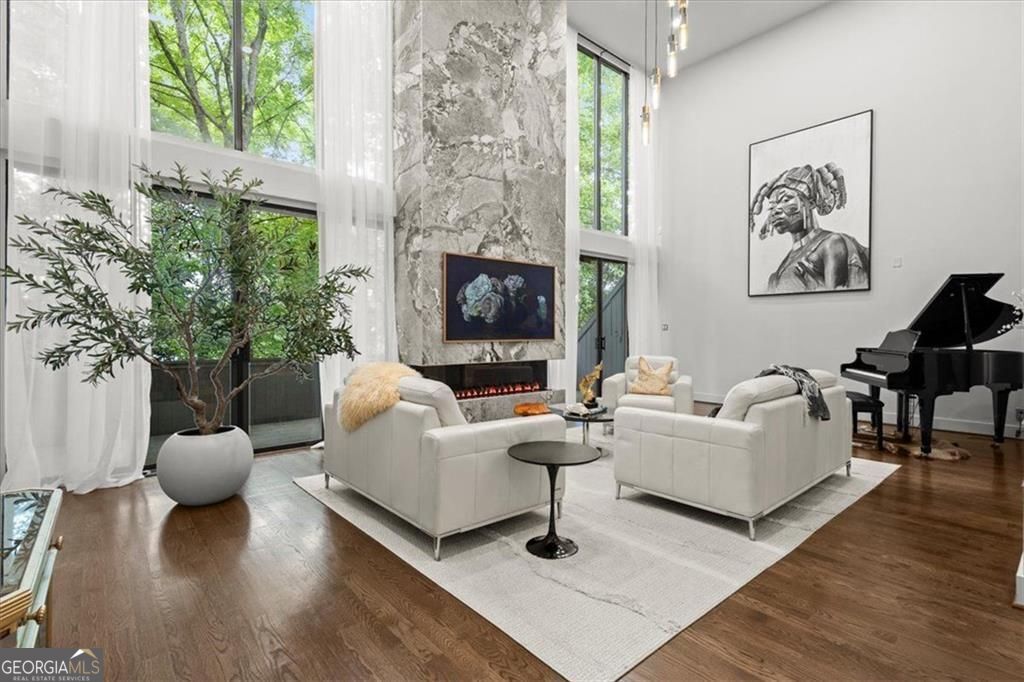 Gracious proportions and well-defined living spaces offer the perfect – image 4