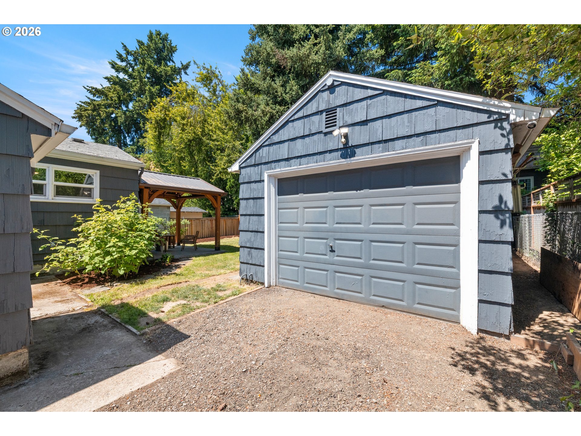 One-level living at its finest in the heart of Eastmoreland Heights! T – image 24